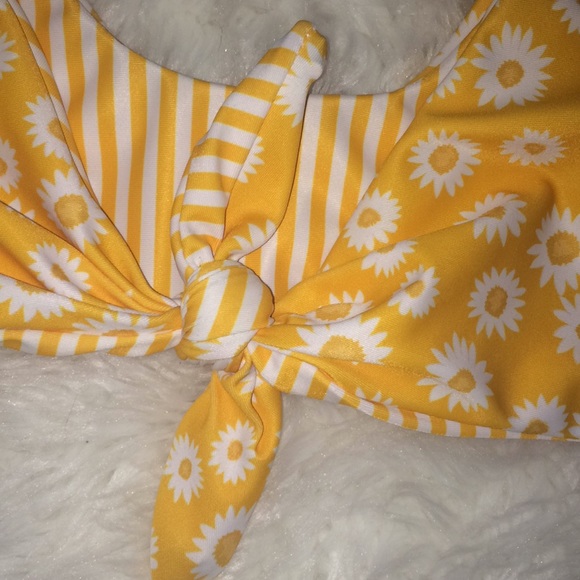 Zaful Yellow & White Daisy Print Bikini Top - Picture 4 of 8